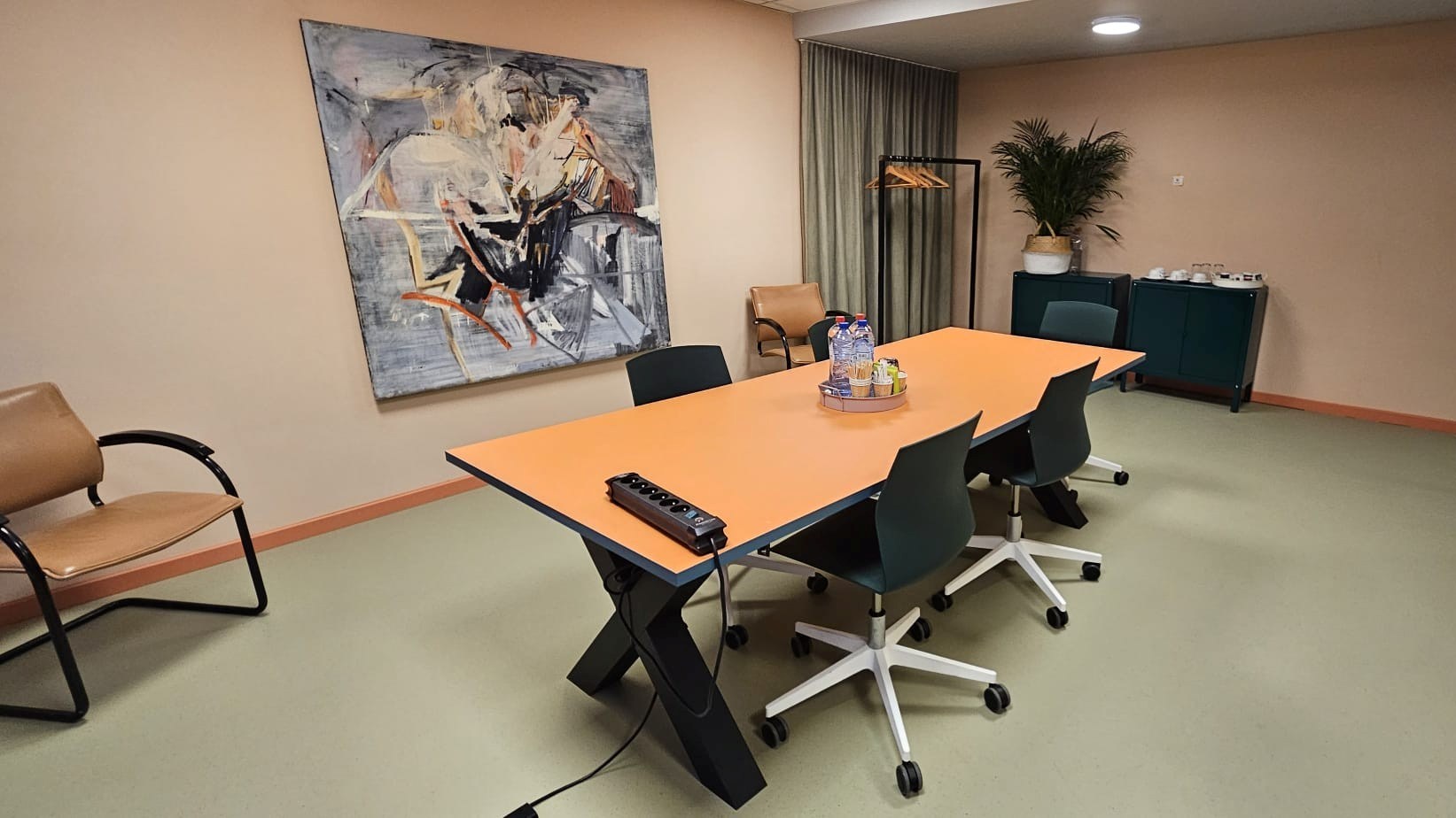 Volledig gerenoveerde kantoren in kleinschalig business center in Gent