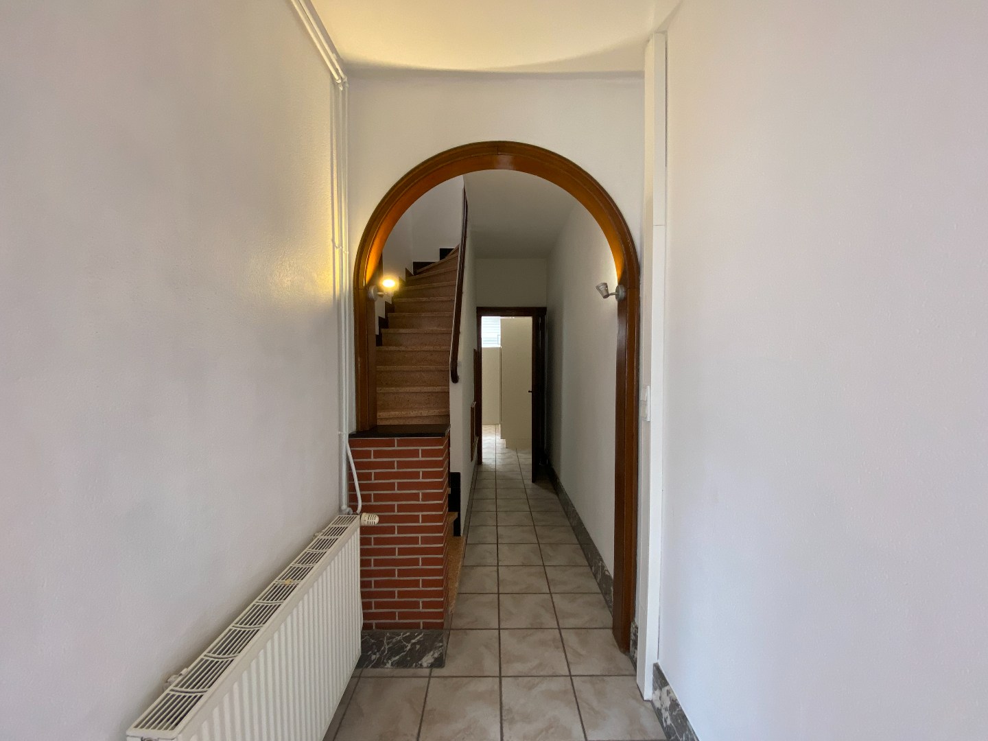 Authentieke burgerwoning met ruime garage en uitweg achteraan! 