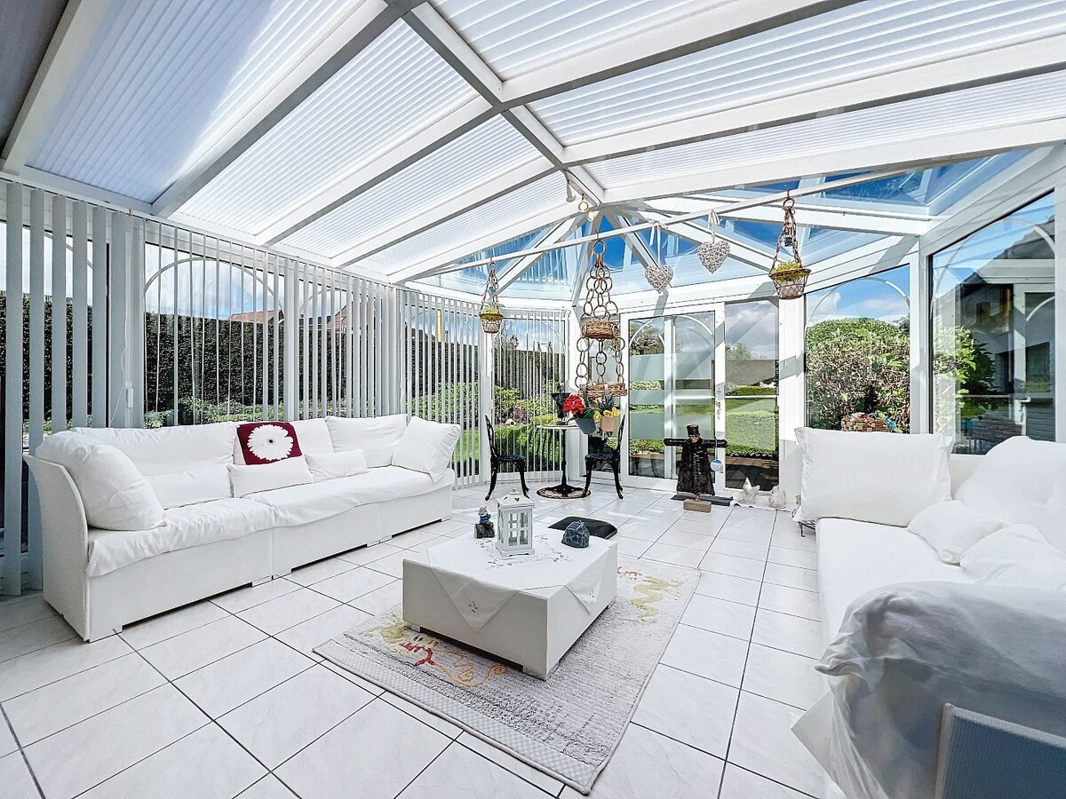 Instapklare en lichtrijke laagbouwwoning met garage te Kerksken 