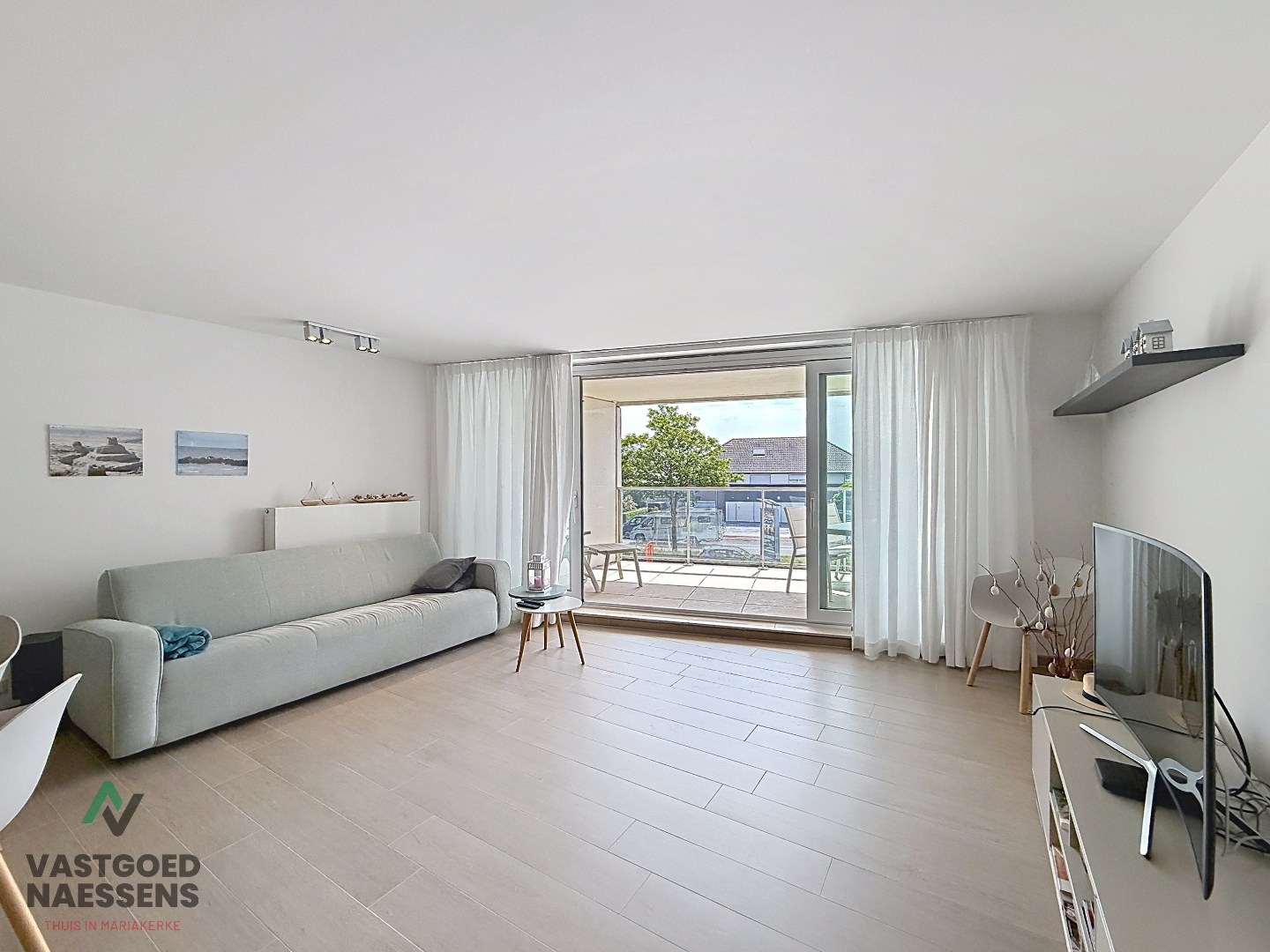 SUPERBE APPARTEMENT DE 2 CHAMBRES AVEC TERRASSE ENSOLEILLÉE DANS UN BÂTIMENT RÉCENT 