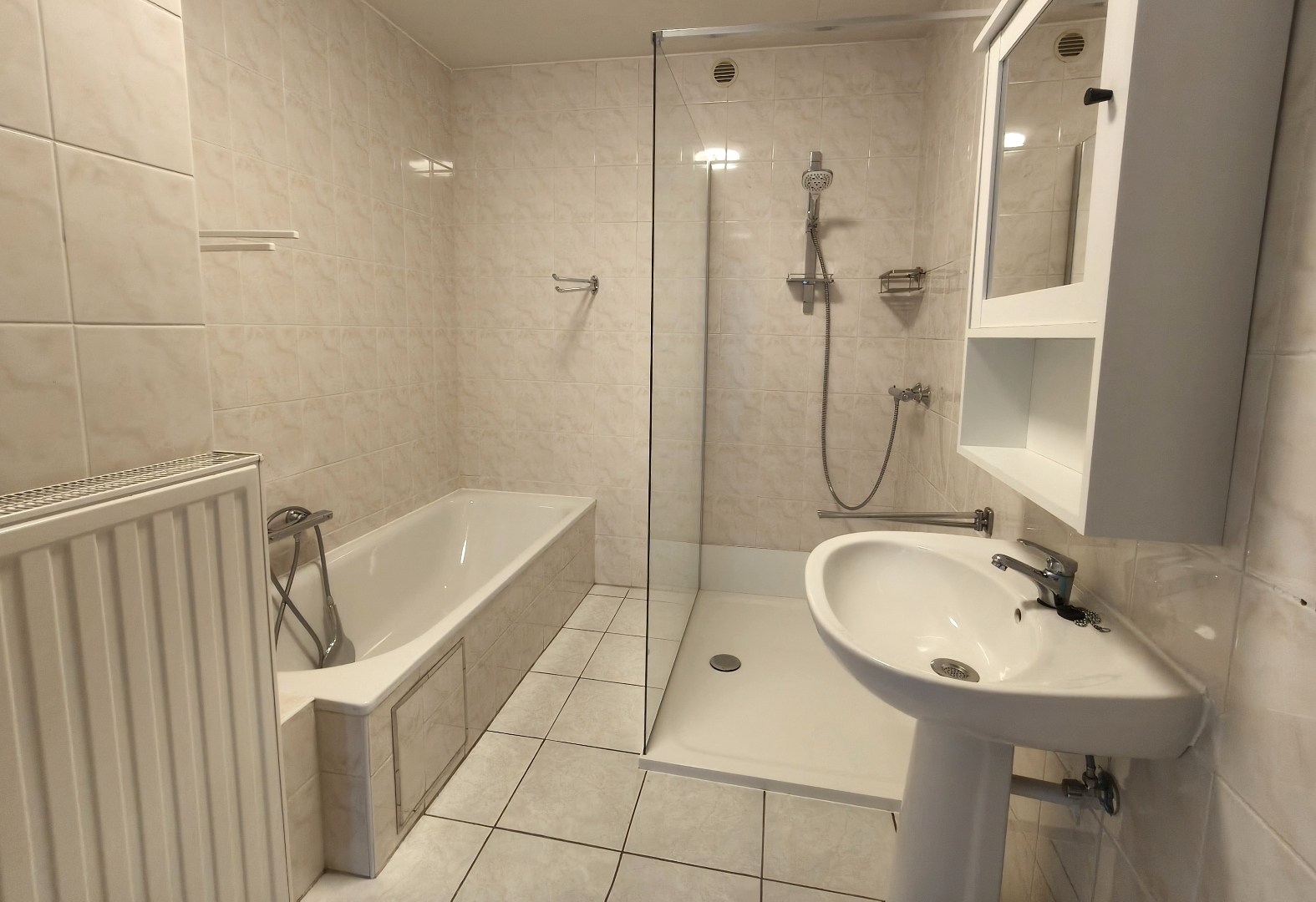 RUIM APPARTEMENT (124M²) MET GARAGE - PRACHTIG GELEGEN 