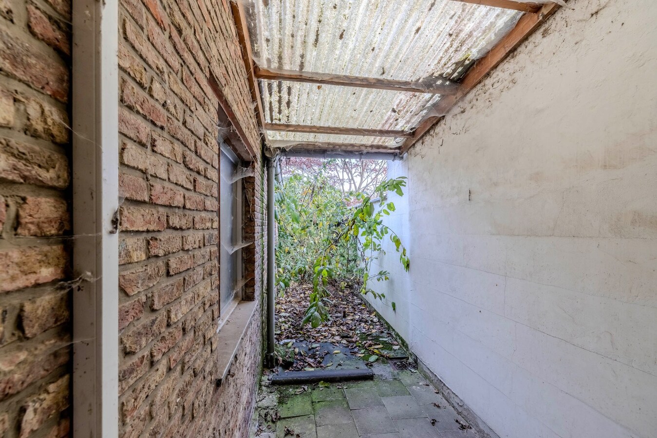 Te renoveren woning met 2 slpk en stadstuin 