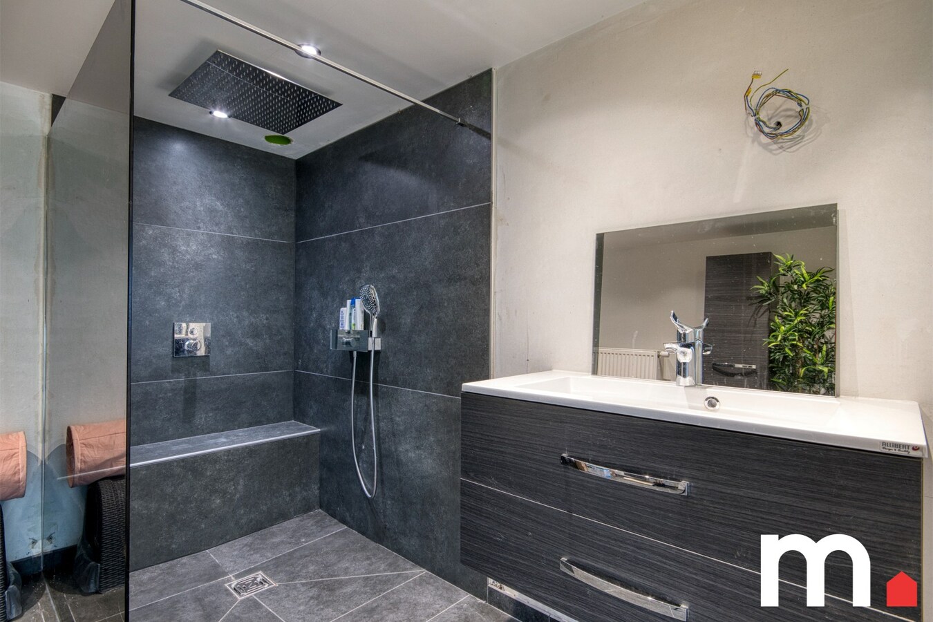 Instapklare woning te Kuurne op 405 m² met 4 Slaapkamers en inpandige dubbele garage! 