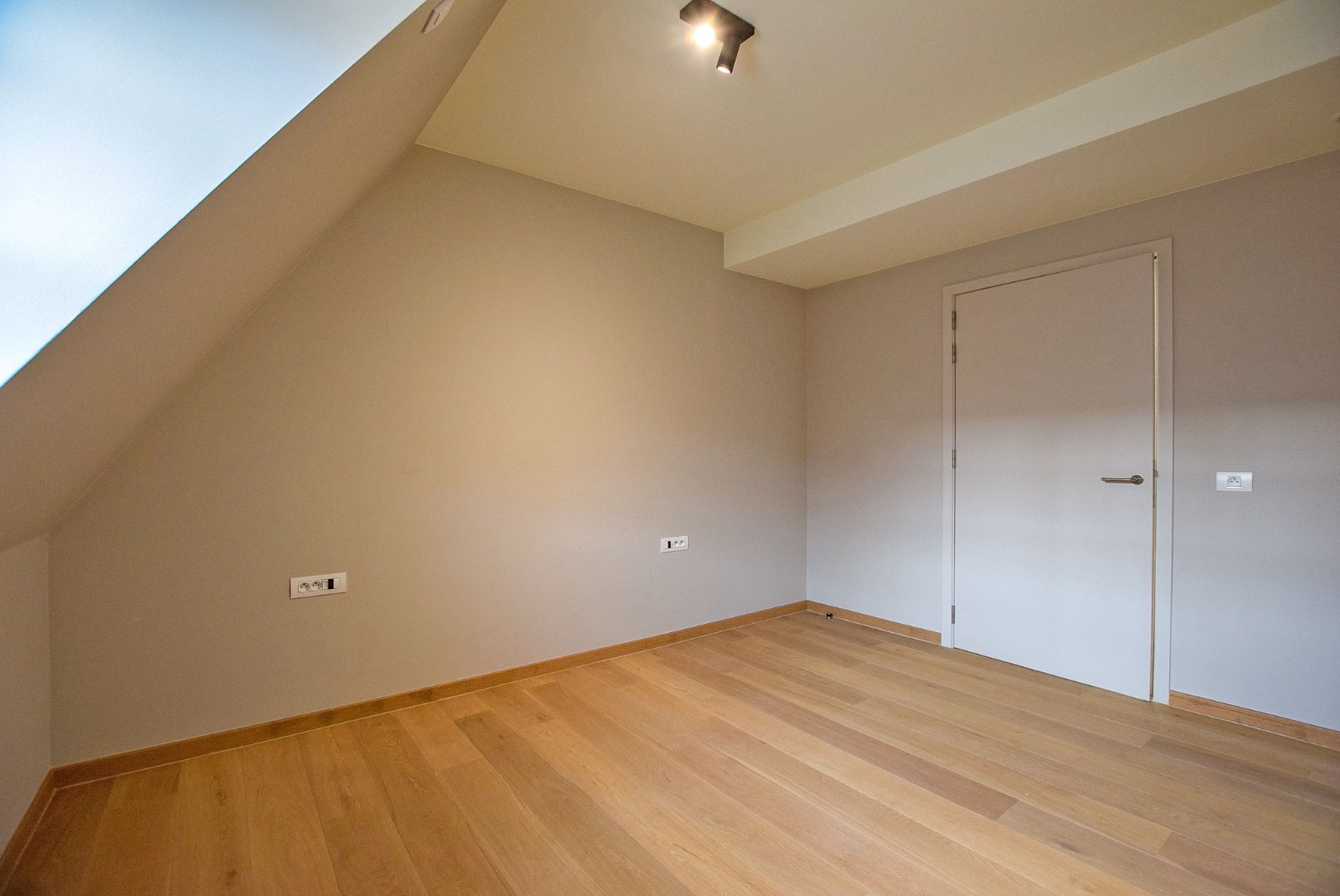 Uiterst goed onderhouden assistentieflat (55m² + 11m² terras) met 1 slaapkamer te Nieuwpoort. 