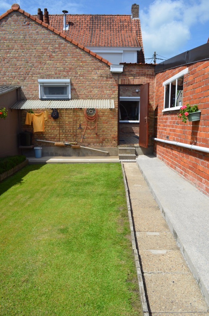 Lichtjes op te frissen woning met garage en tuin te centrum Maldegem 