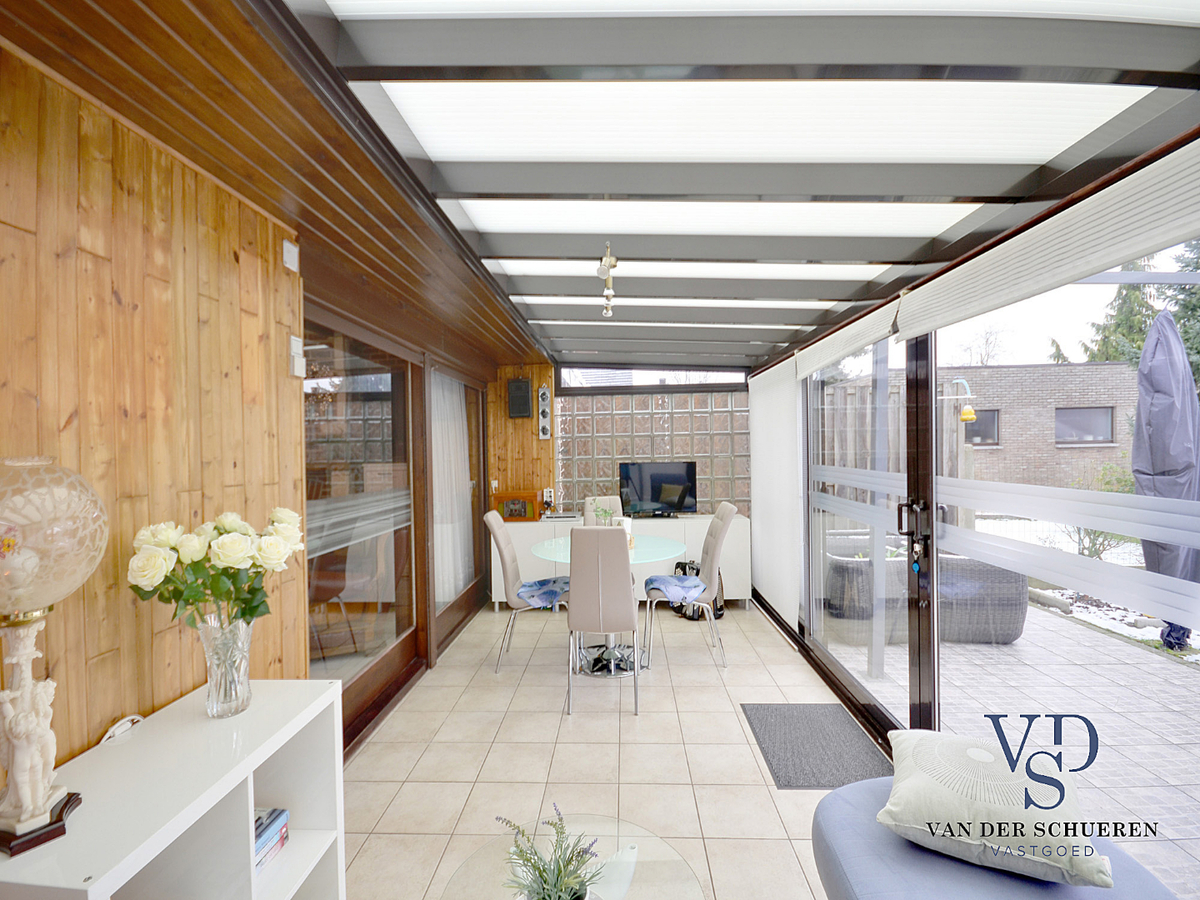 Praktische Half-Open Bungalow met afzonderlijke garage. 