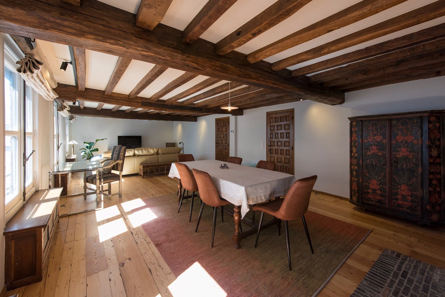 Gemeubeld appartement in centrum Antwerpen in historisch pand met zicht op de kathedraal 