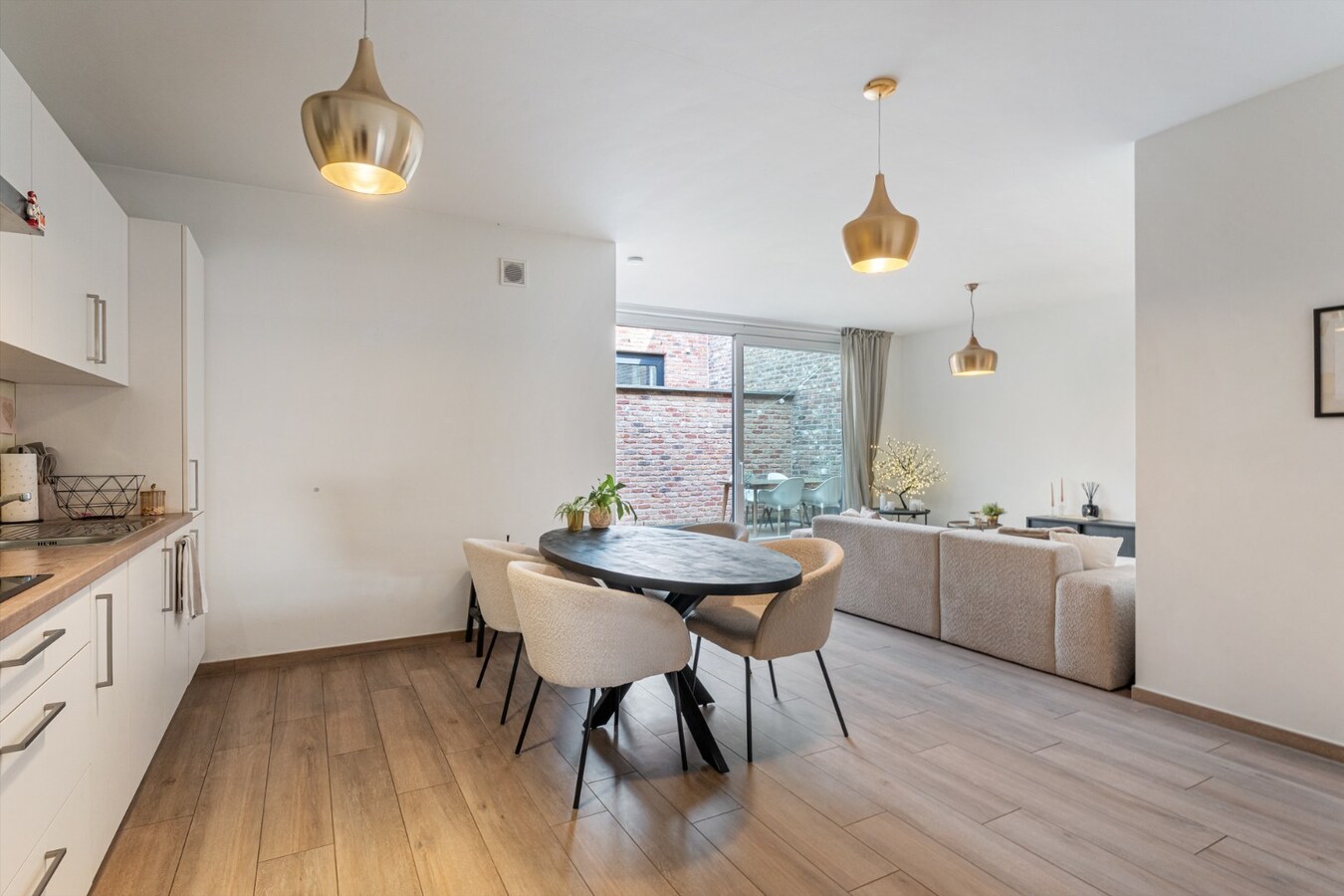 Recent, hoogwaardig afgewerkt gelijkvloers appartement, met terras en inpandige garage, in het centrum van Maaseik! 