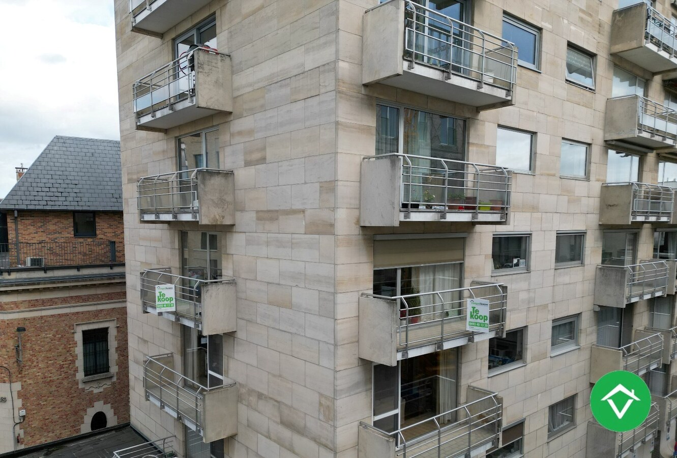 Zonnig appartement met 2 slaapkamers en autostandplaats te centrum Roeselare 