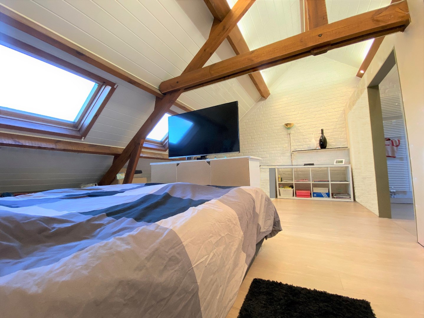 Up-to-date en bijzonder ruime gezinswoning met garage te Zwevegem 