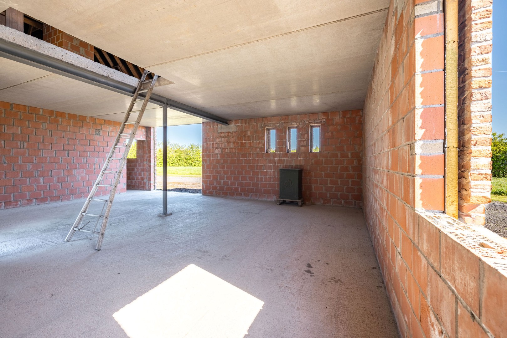 Landelijk gelegen ruwbouwhoeve met bijgebouwen op uitzonderlijk perceel van ca. 9.331 m² 