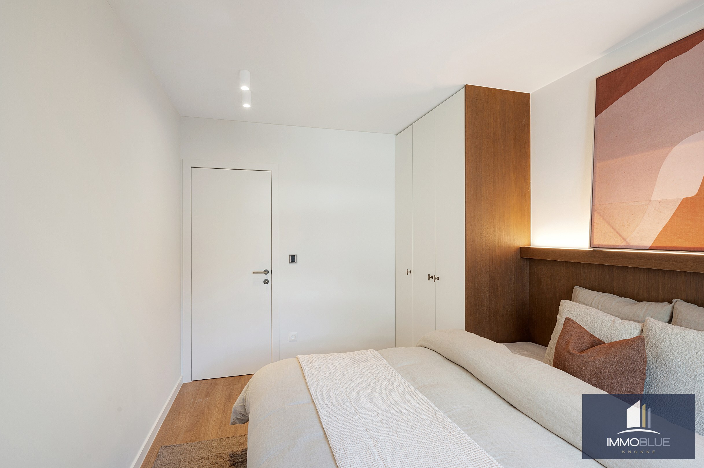Uitzonderlijk hoekappartement, gelegen in de Zoutelaan, met een gevelbreedte van ca. 16 meter en biedt een open uitzicht op de Lippenslaan. 