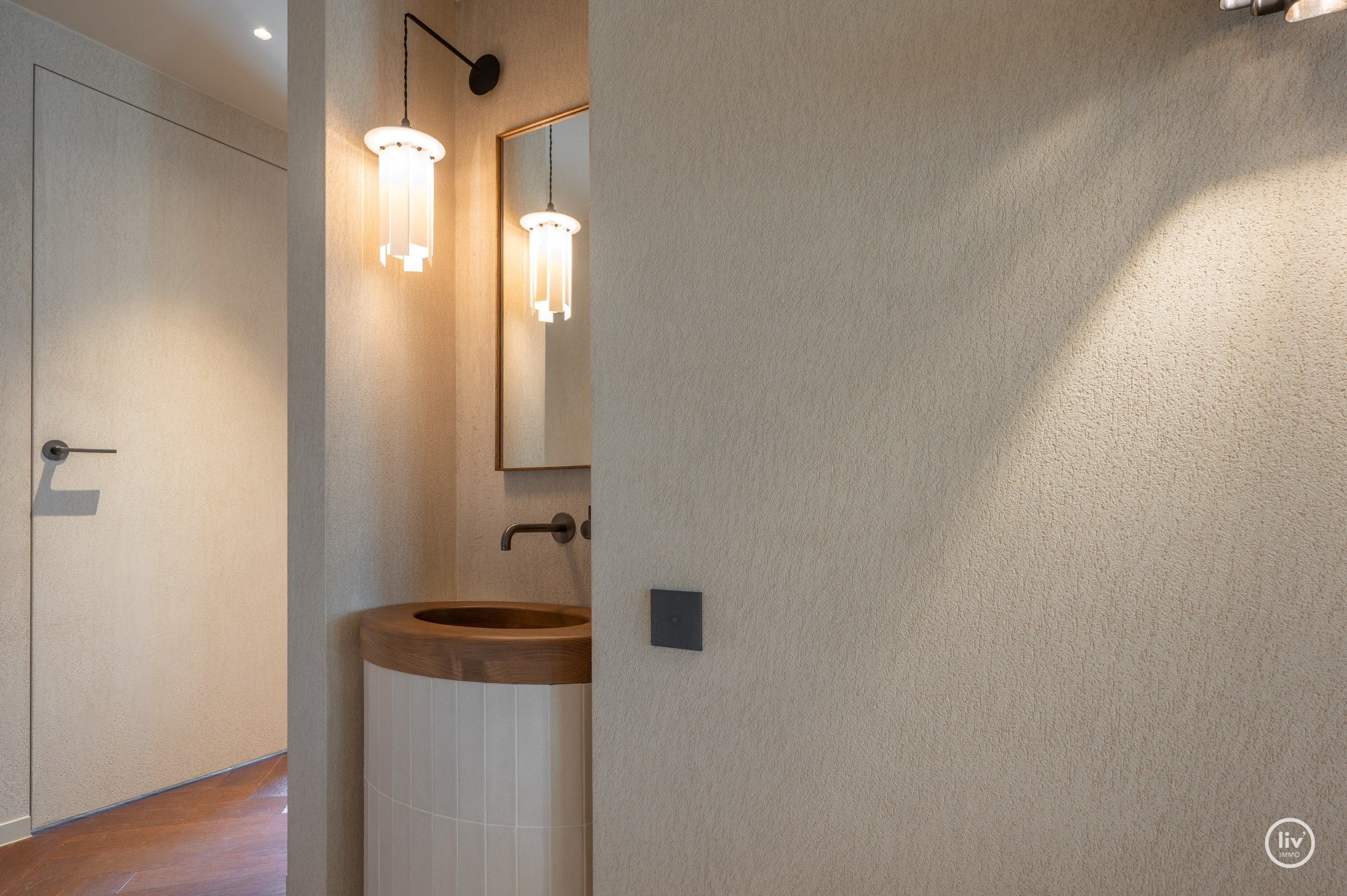 Appartement d'angle entièrement rénové et de haute qualité dans une résidence de standing au cœur du Zoute. 