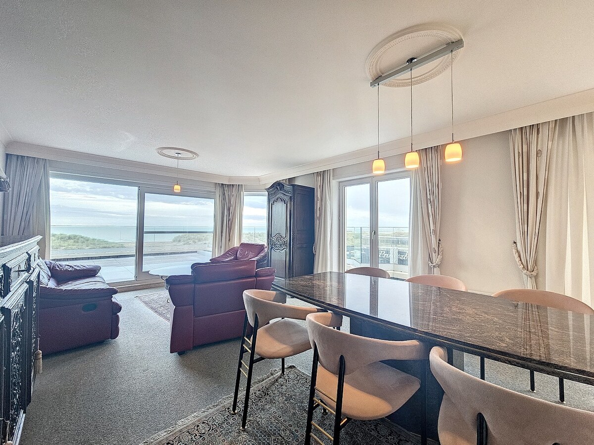 Appartement en angle unique avec une grande terrasse et vue sur la mer ! 