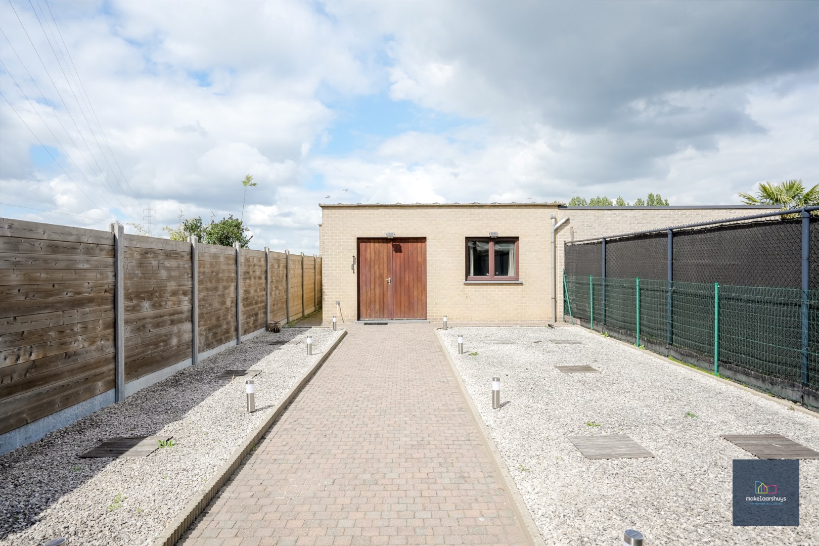 Verzorgde woning in rij met tuin en dubbele garage 