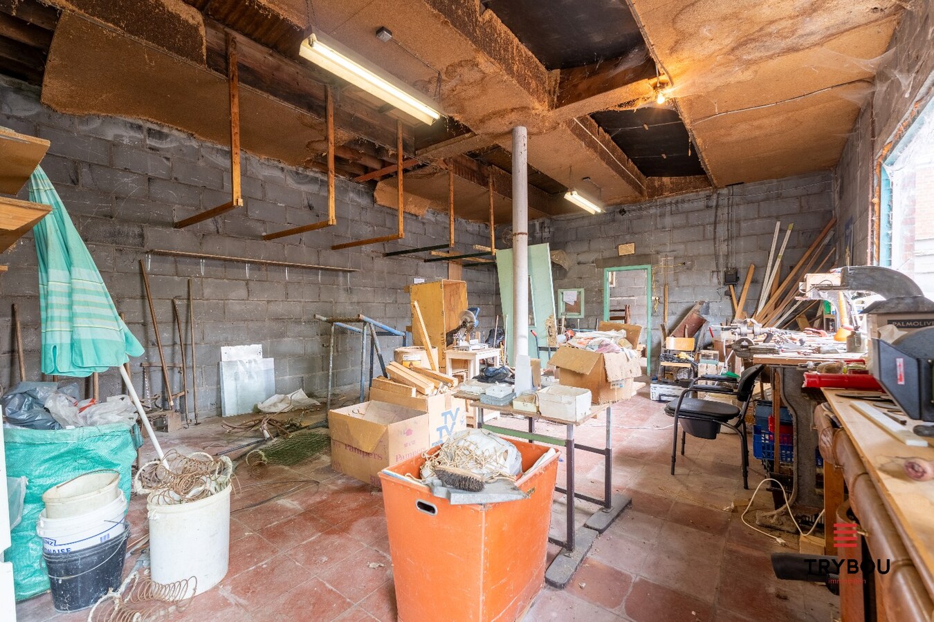 Ruime woning met winkelruimte, loods (optioneel) en garage 