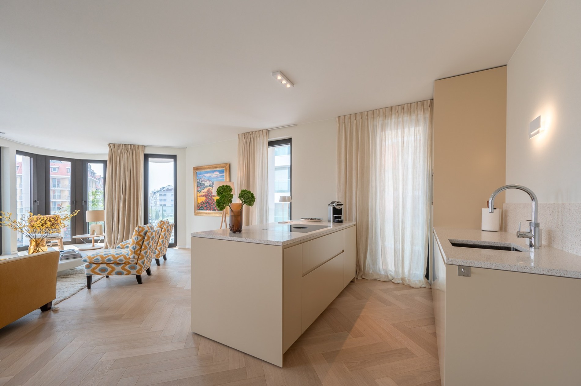 Au deuxième étage de la résidence exclusive Triangle Vert, un bâtiment inspiré de l'emblématique Flat Iron à New York, vous trouverez cet appartement d'angle exceptionnel. 