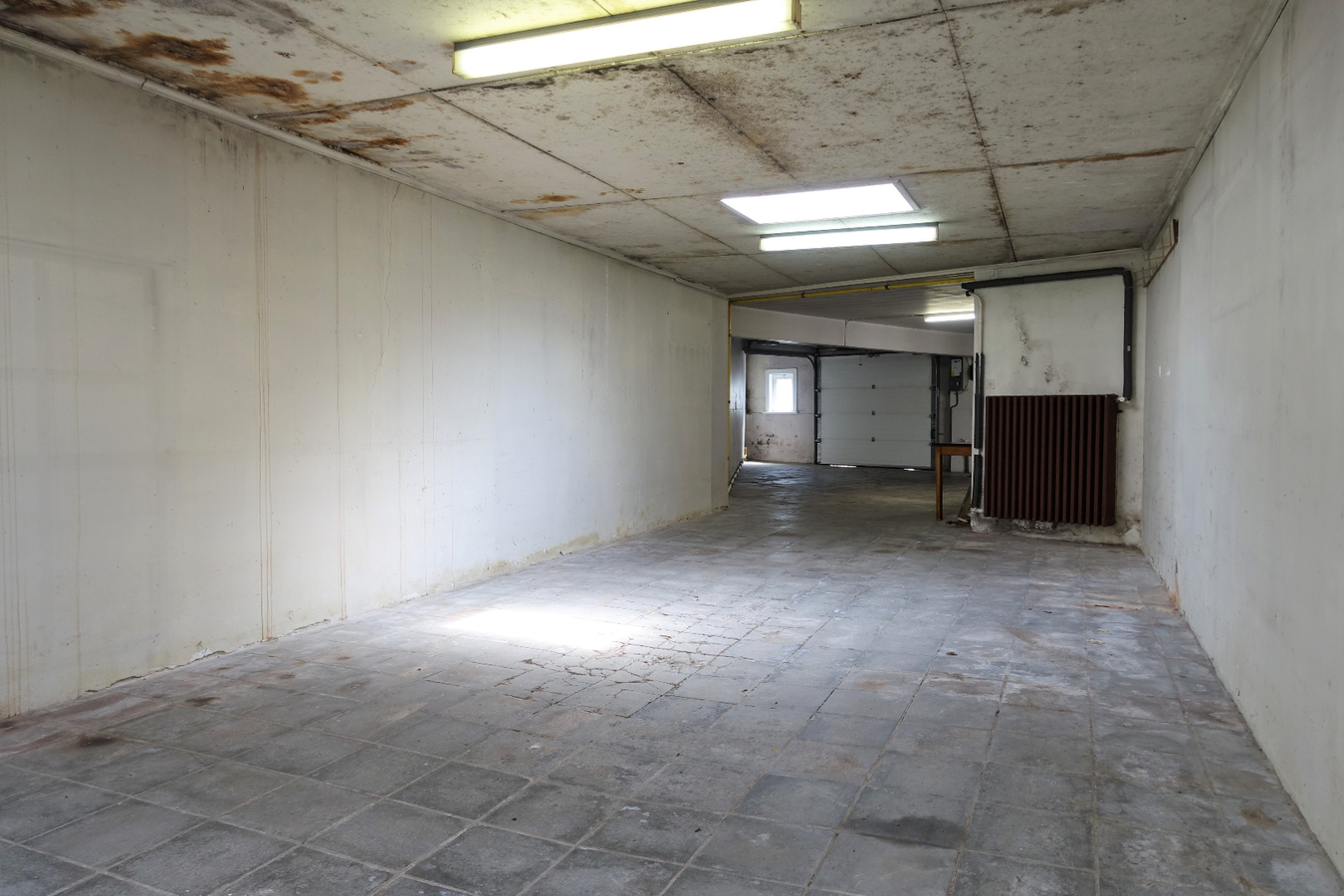 Half-open woning met garage/loods op uitstekende ligging 