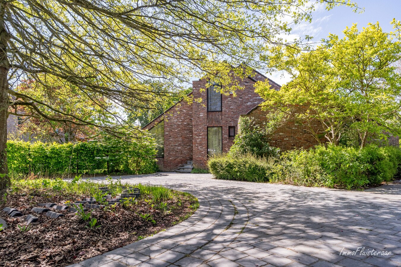 Charmante villa avec bâtiment d'écurie et prairie sur environ 6 700 m² à Hamme. 