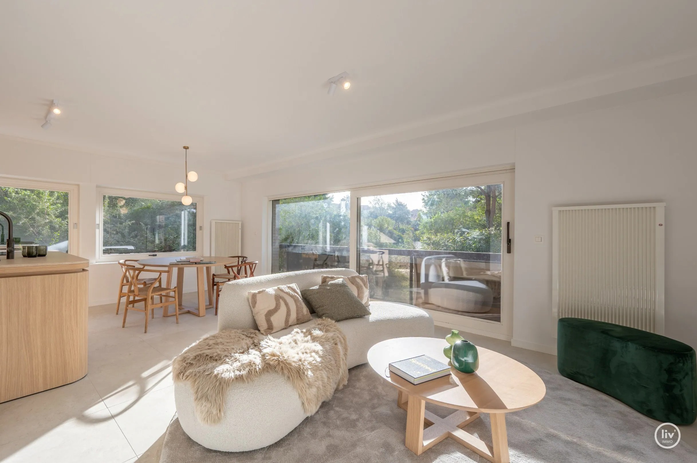 Dit prachtig gelegen appartement geniet van een zuidelijke oriëntatie en bevindt zich in een groene en rustige omgeving, rechtstreeks grenzend aan het Yzerpark. 