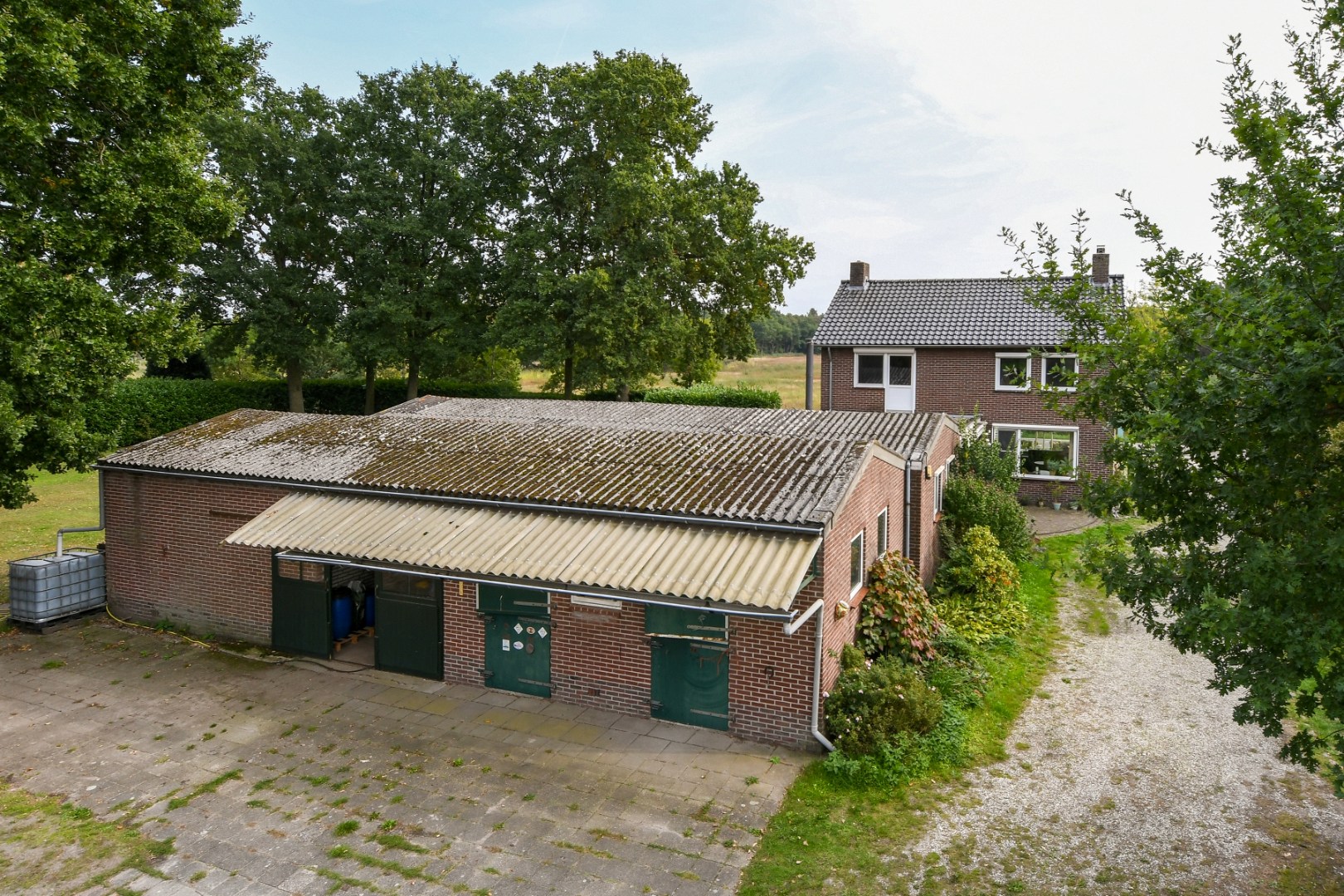 Vrijstaand woonhuis met inpandige garage, stal met 2 paardenboxen, vrijstaande inloopstal en verlichte zandpaddock met longeercirkel op een perceel van ruim 18.500 m2. Ideaal voor paardenliefhebbers. 