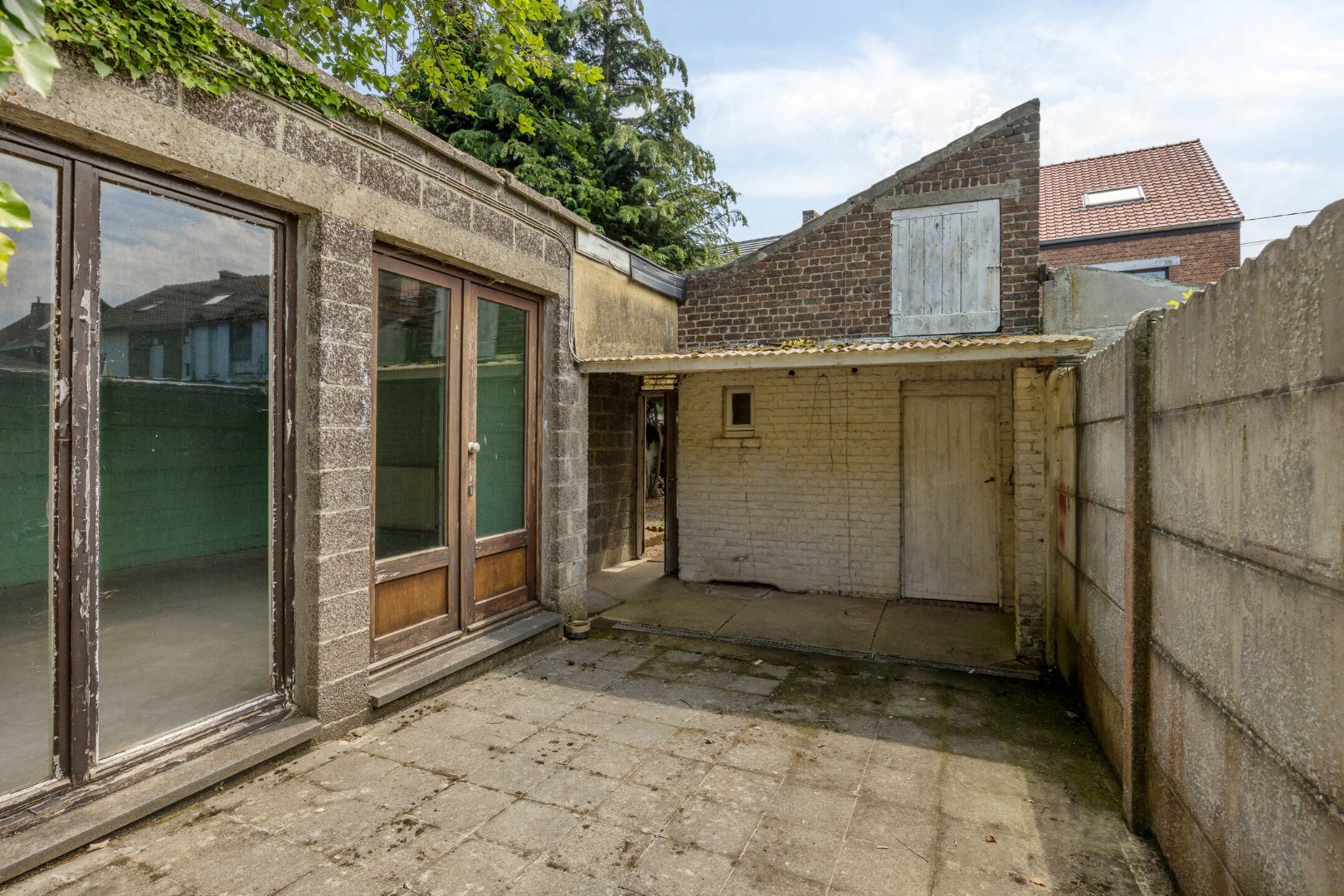 Ruime te renoveren woning met 3 slaapkamers in Lubbeek met doorgang langs het perceel van de buren. EPC: 736 KWH/m² 