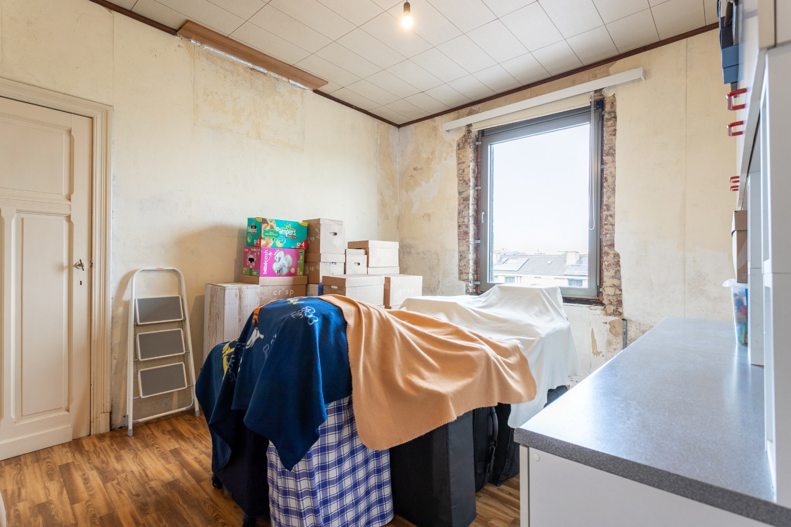 Deels gerenoveerde woning met tuin en garage op gunstige ligging te Halle 