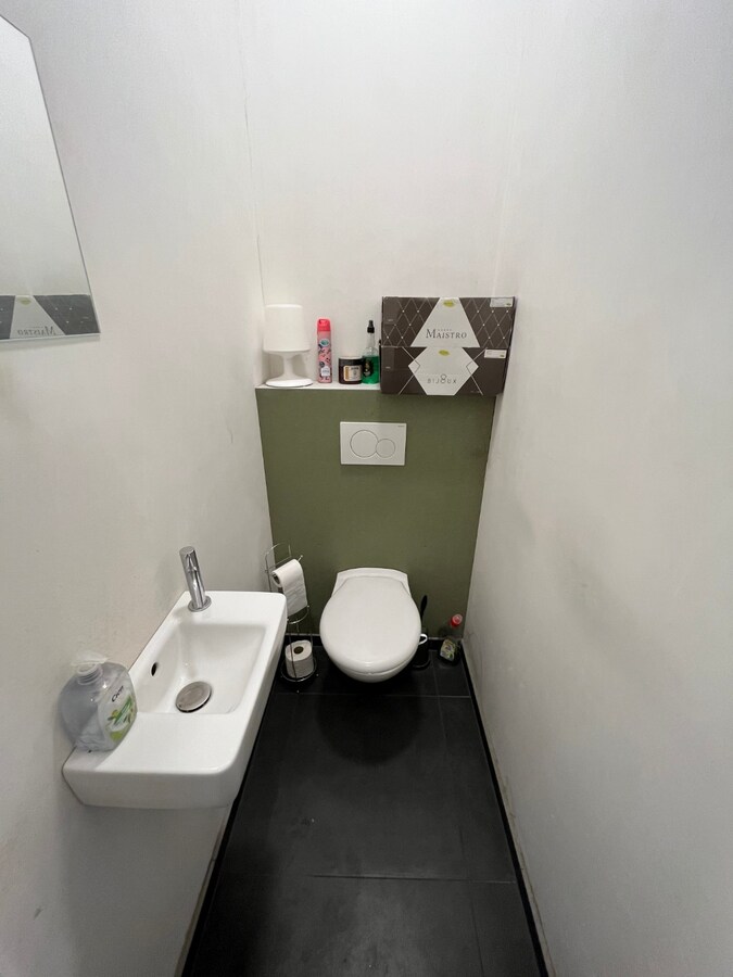 Gelijkvloers handelspand (winkel of kantoor). 