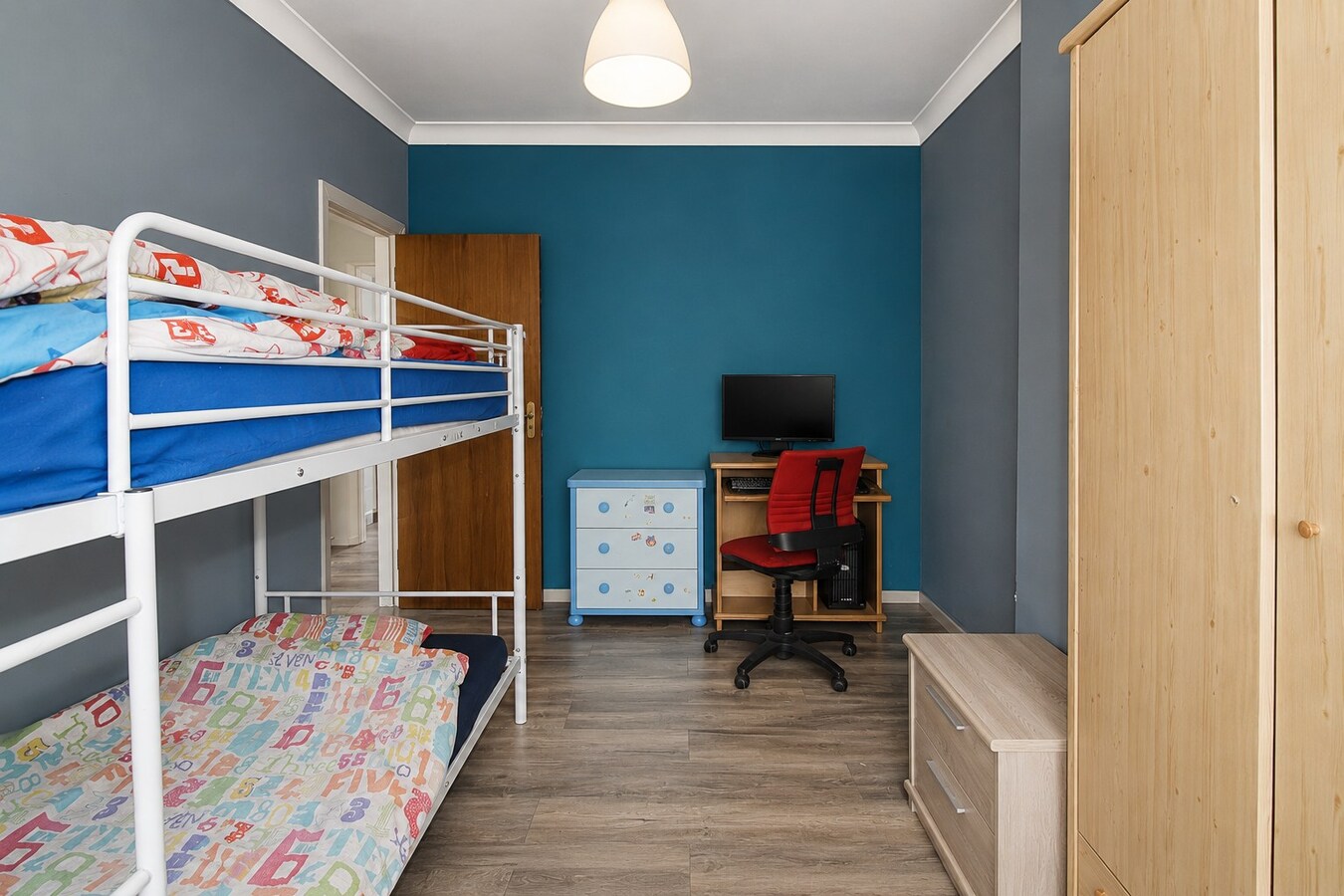 Te koop: Rustig gelegen halfopen bebouwing op uitzonderlijk perceel van 883 m² in Sint-Niklaas 