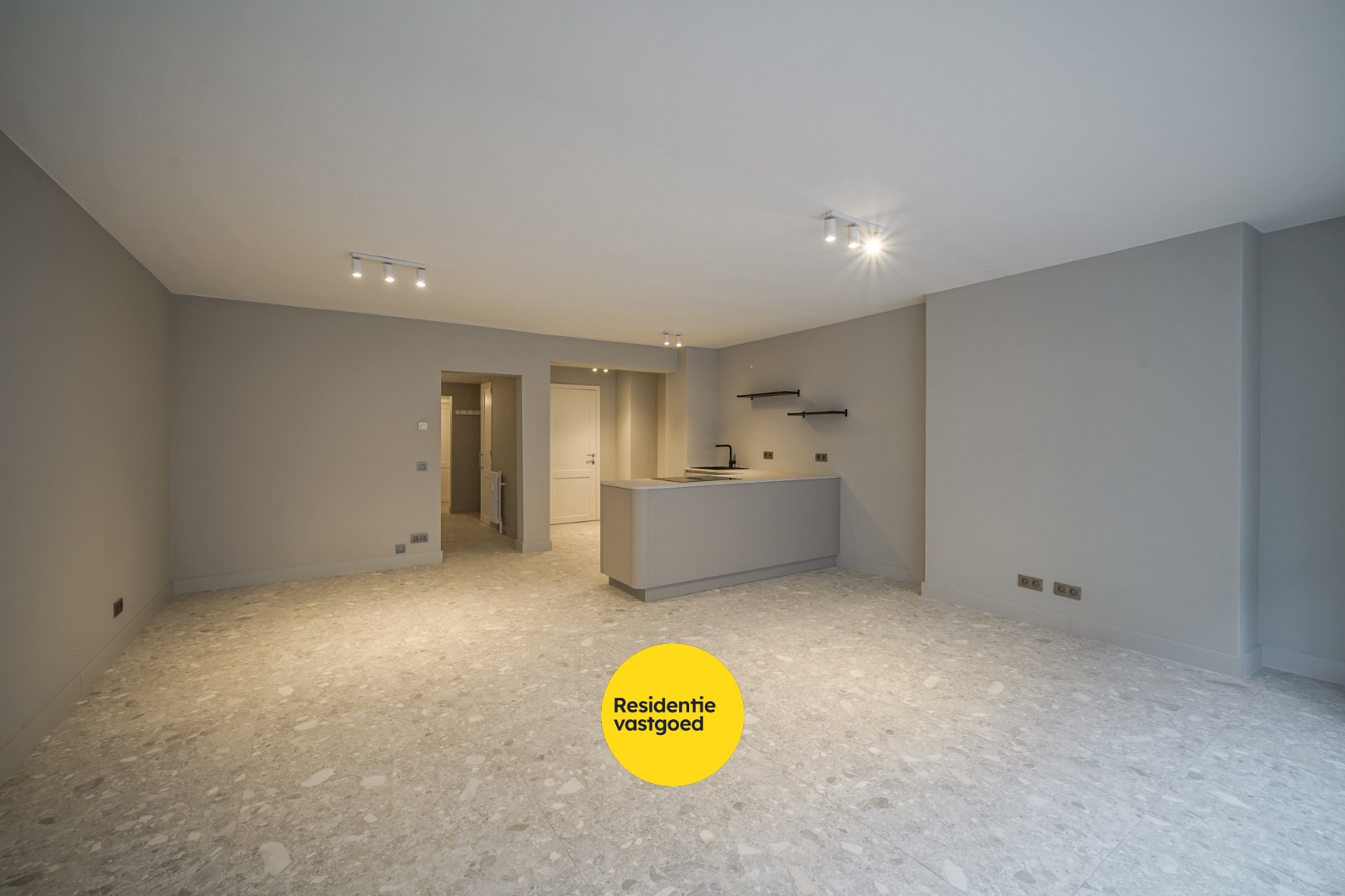 Gerenoveerd 2-slpk appartement met balkon en lift in Oostende 