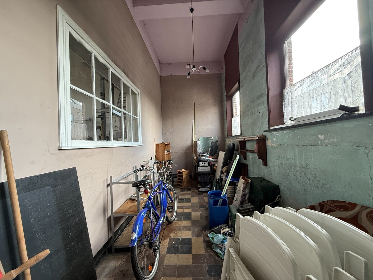 Grote eigendom met atelier. 