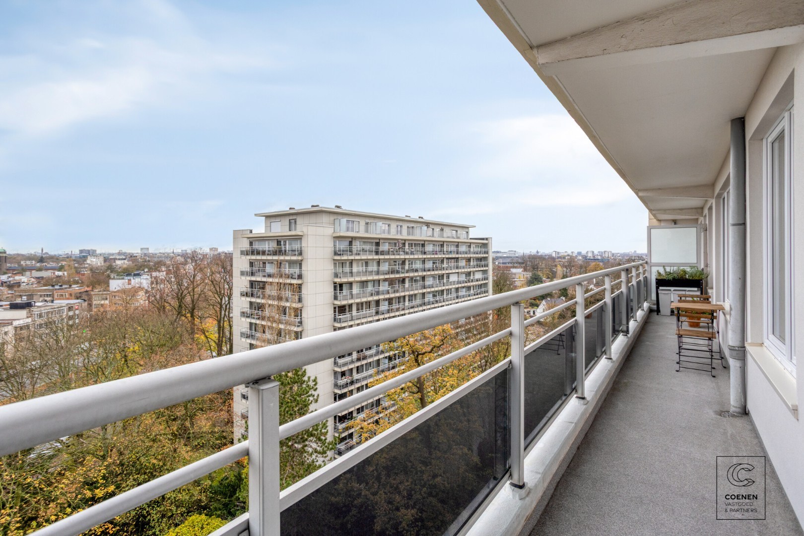 Stijlvol gerenoveerd appartement met 2 slaapkamers &amp; zonnig terras op toplocatie te Berchem 