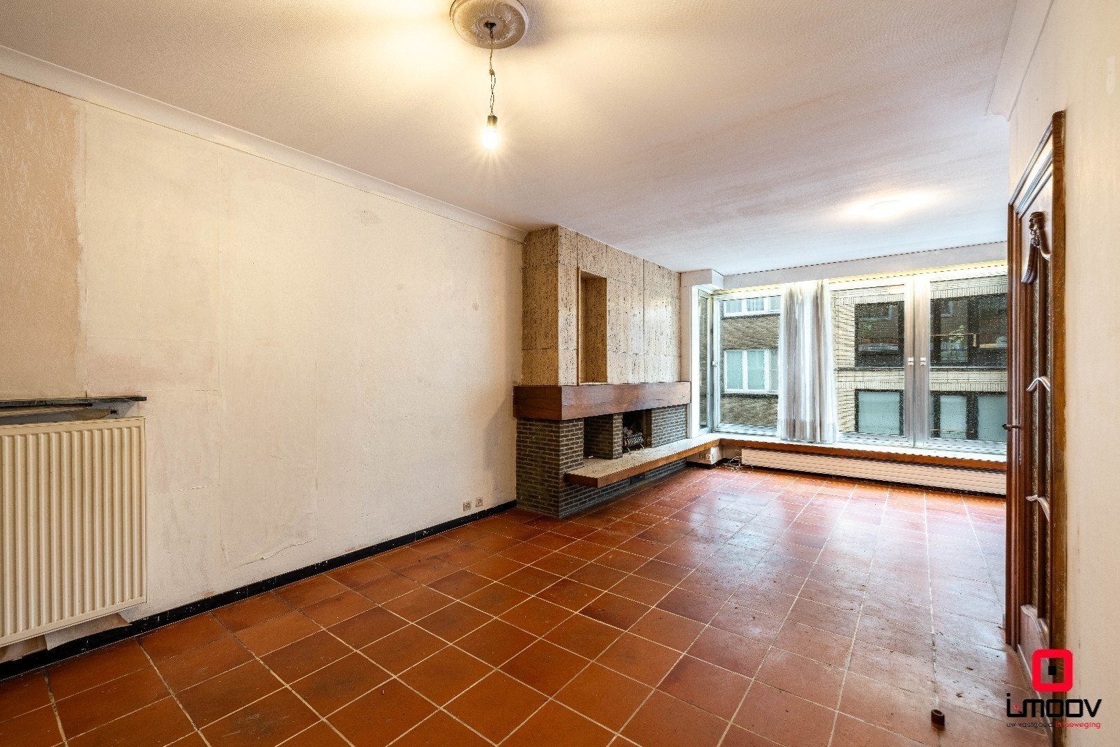 Ruime te renoveren stadswoning met garage en vier slaapkamers in de stationswijk 