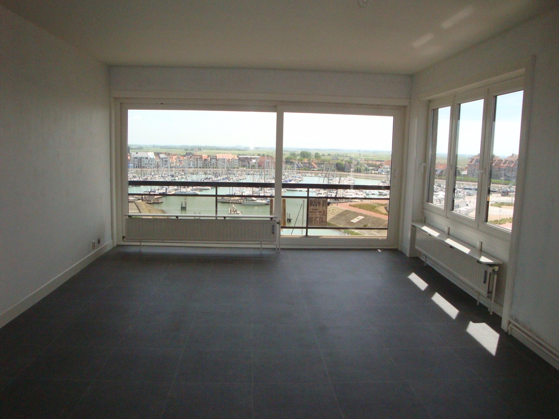 Voll. gerenoveerd 3-slpk HOEKapp. op 7e verd. met havenzicht 