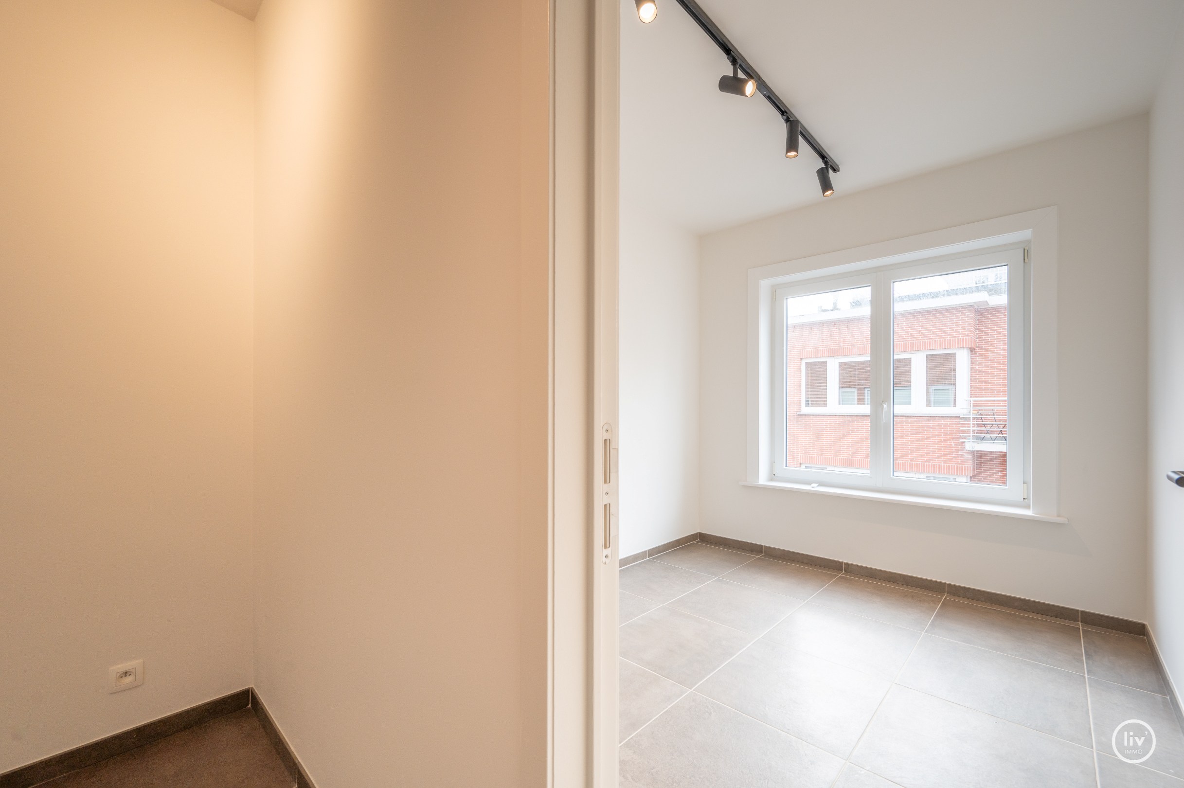 L'appartement d'angle est idéalement situé sur la Zoutelaan à Knokke, à proximité des magasins, de la plage et de toutes les commodités. 