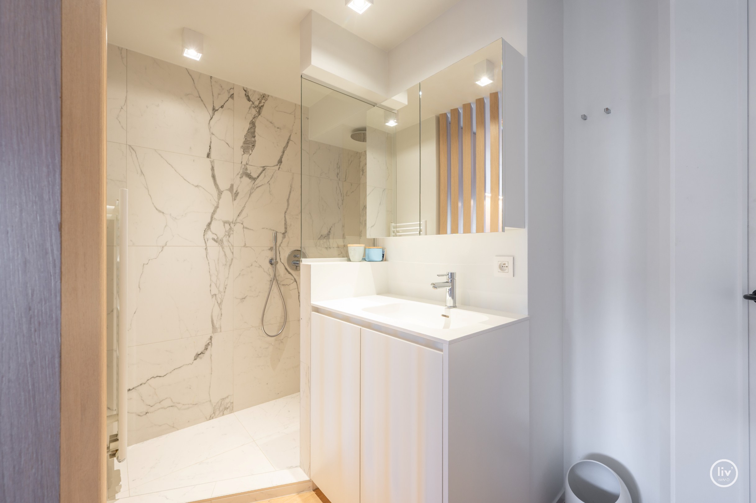 Appartement de 2 chambres entièrement rénové et élégant avec une grande TERRASSE situé à proximité de l'avenue Dumortier. 