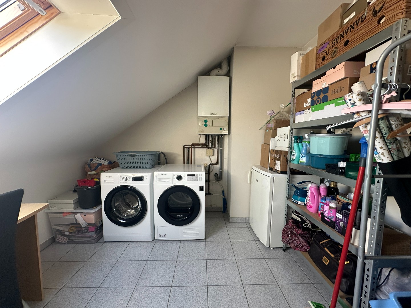 Ruim appartement met 3 slpk, terrasje en autostaanplaats, Eernegem. 