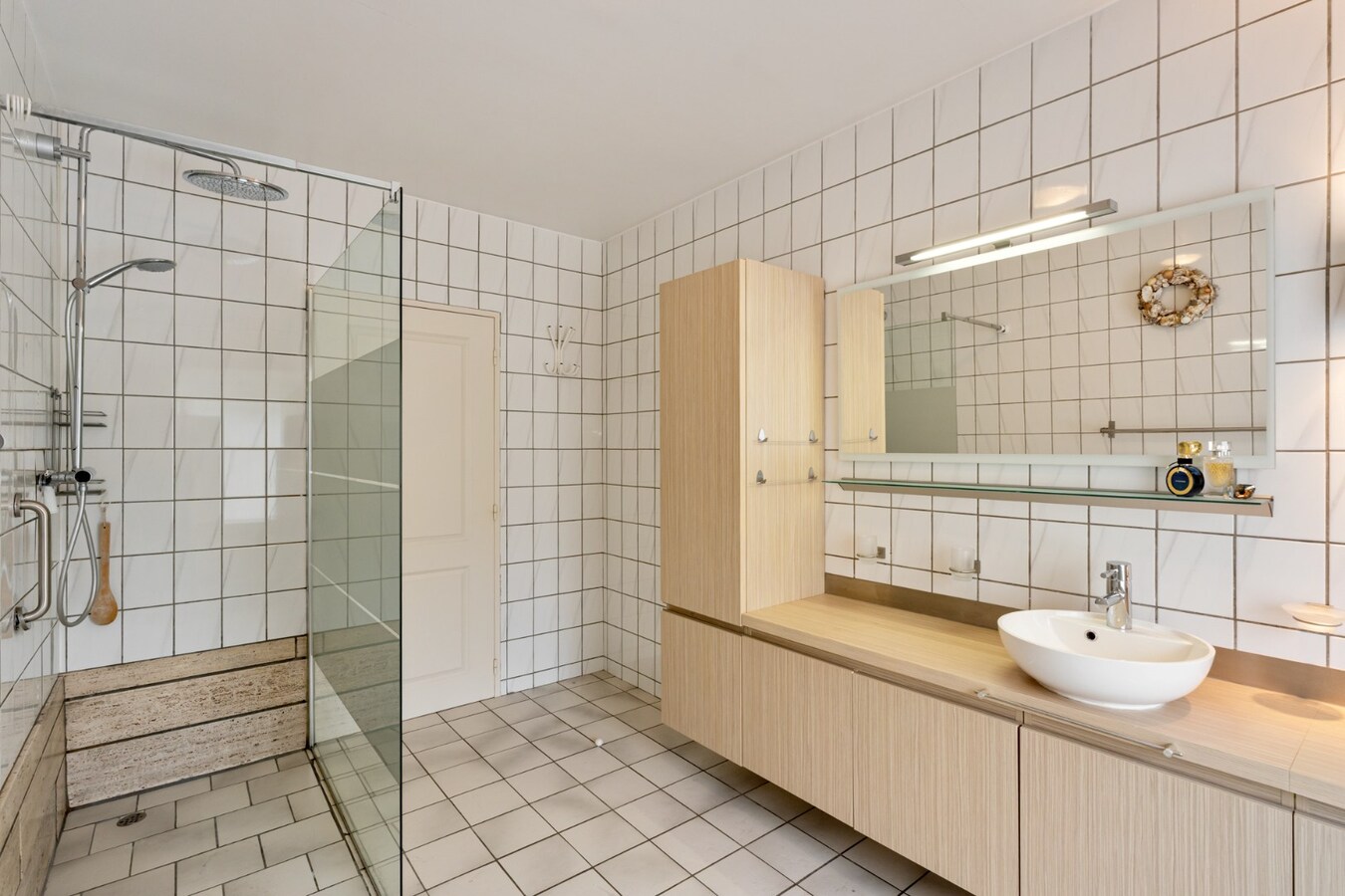 Gelijkvloers, degelijk appartement met 2 slaapkamers, ruim terras, carport en garage. 
