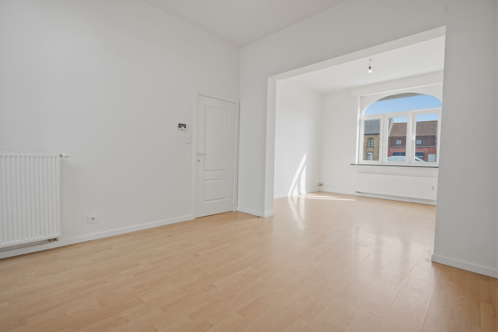 Recent gerenoveerde woning (2026), centraal gelegen aan het marktplein van Merkem! 