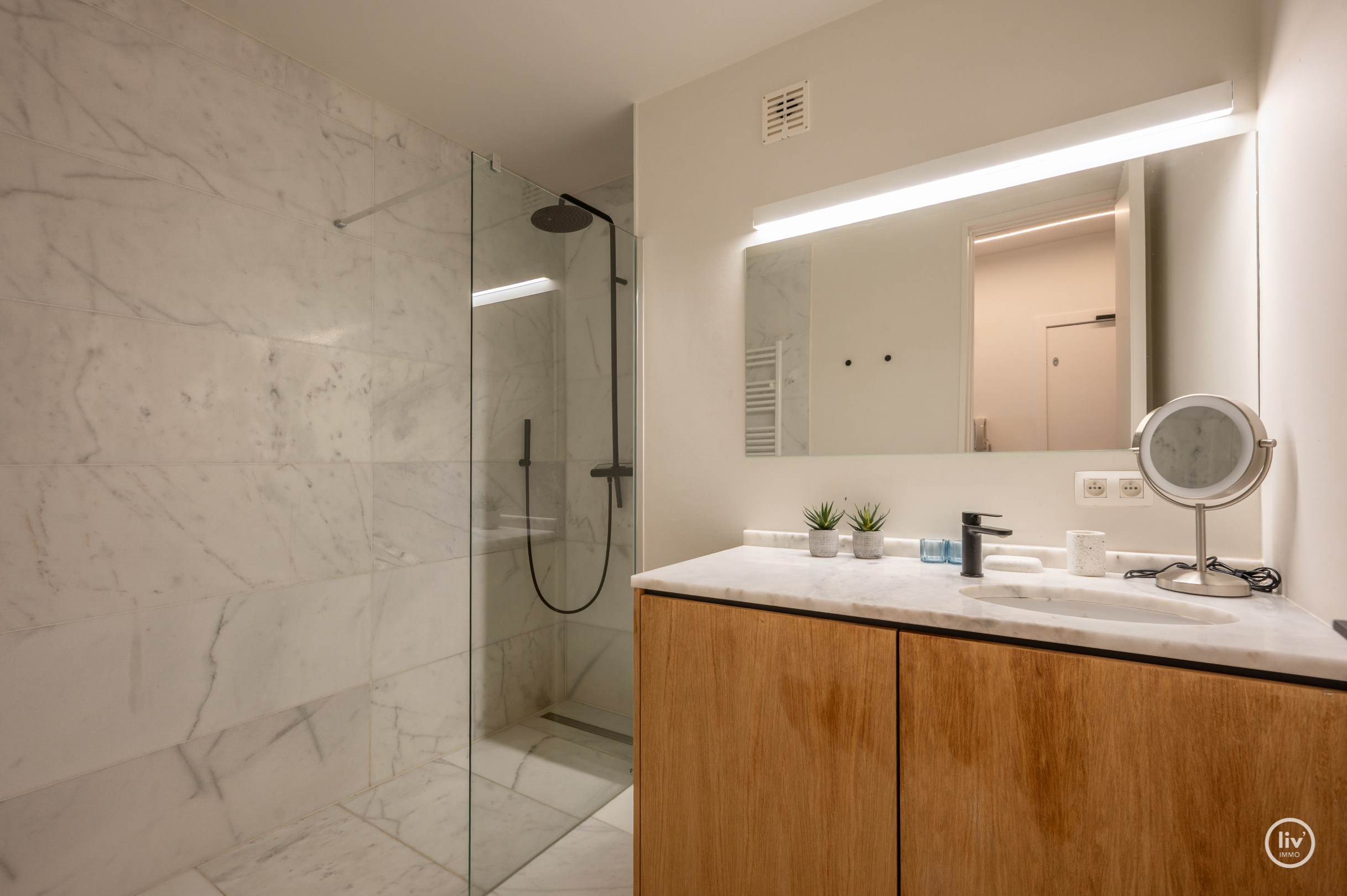 Appartement élégamment rénové avec deux chambres et deux terrasses, situé au centre de Knokke. 