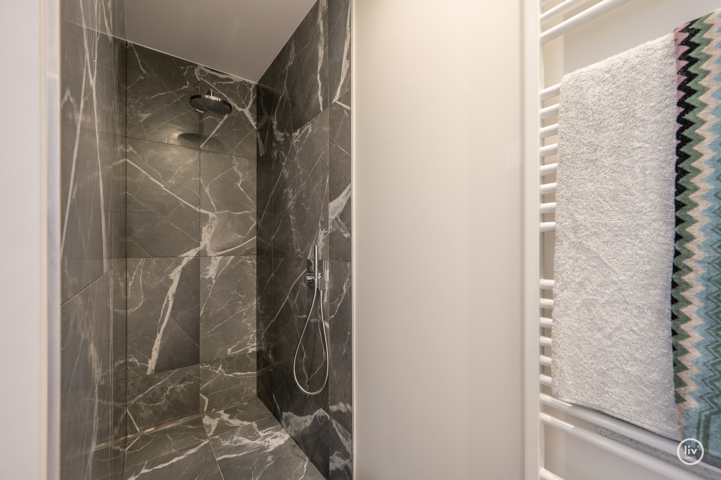 Recent gerenoveerd hoekappartement in een villaresidentie op enkele passen van de zee 