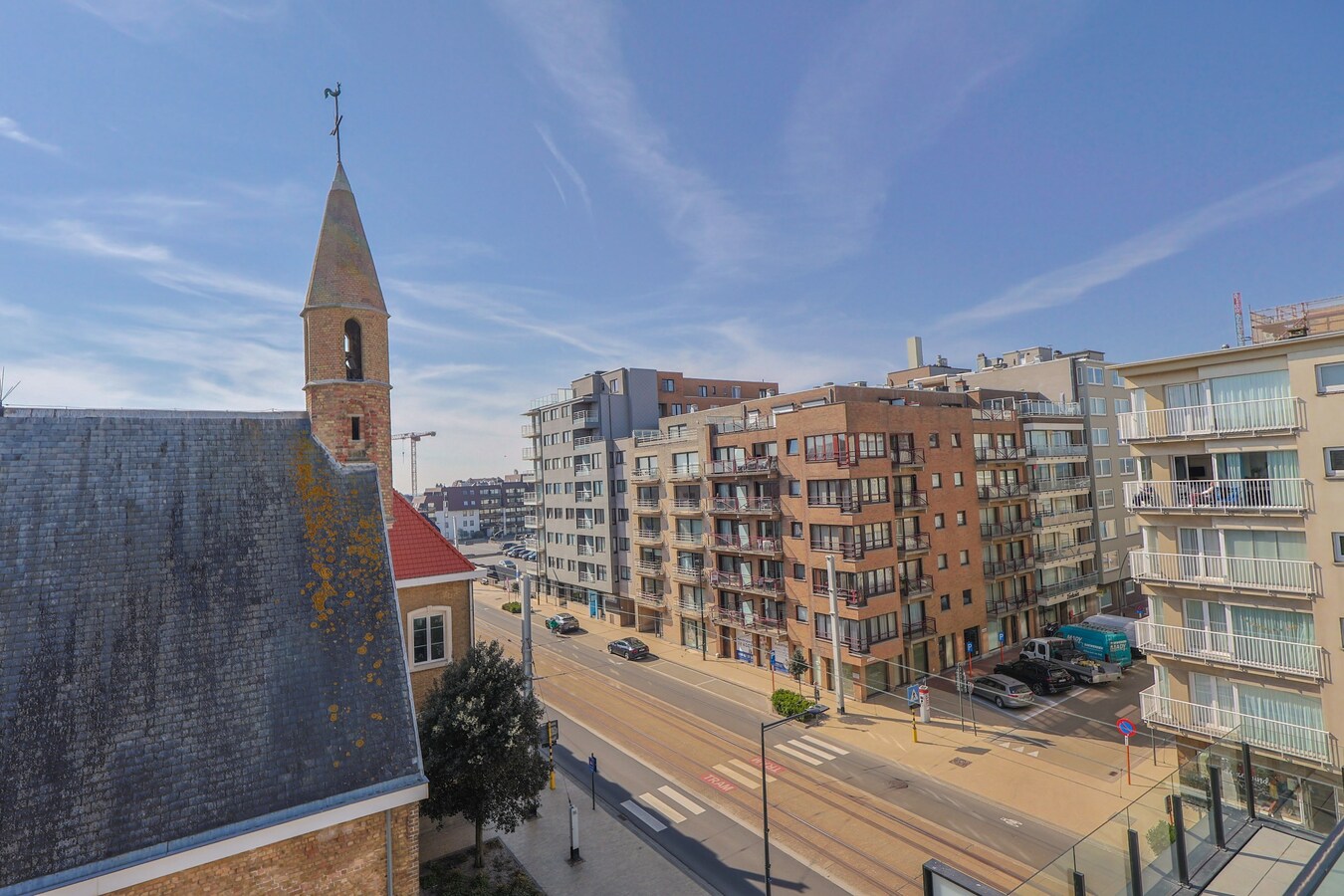 Verhuurde assistentiewoning met uitzonderlijk ruim zonneterras van 64,5m² in Oostduinkerke! 