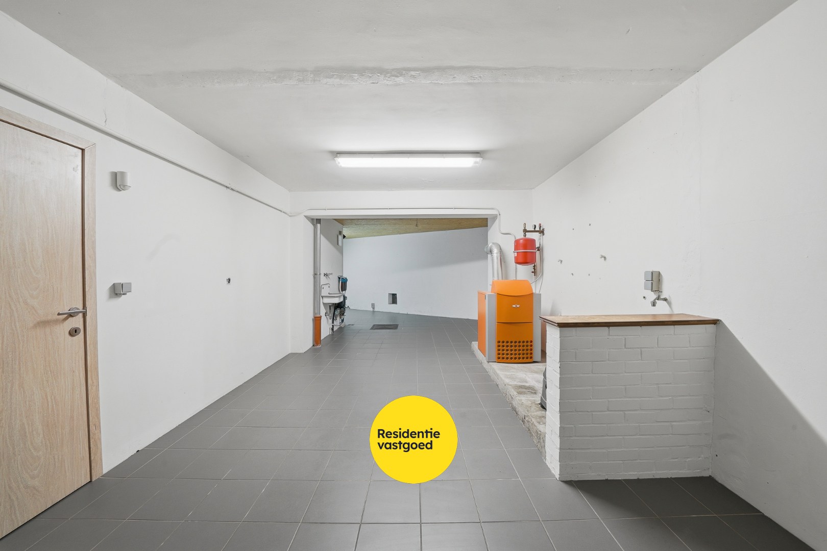 Volledig gerenoveerde bel-étage met 2 slaapkamers en ruime garage te Oostende 