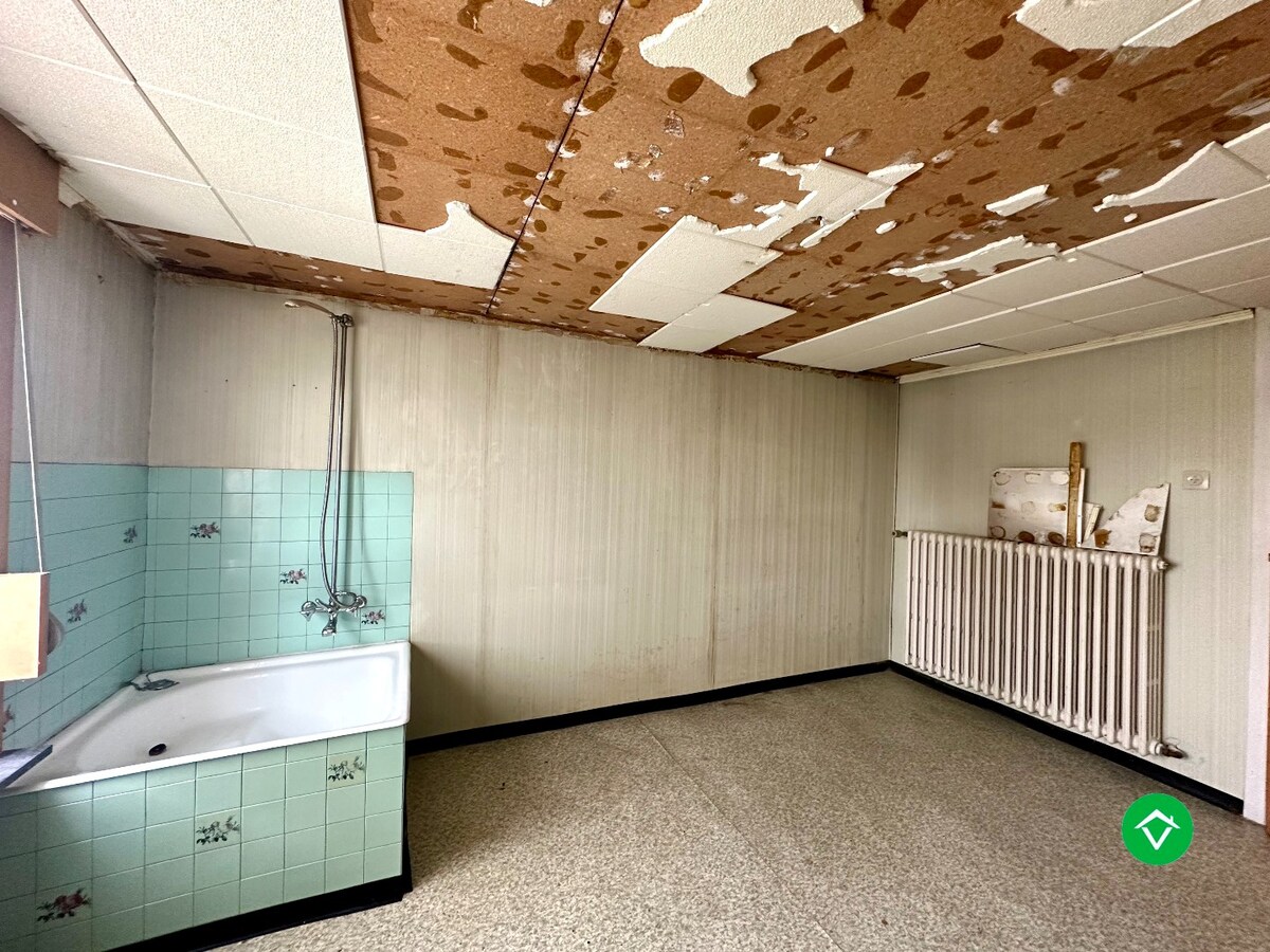 Alleenstaande woning met bakstenen garage en ruime tuin in Ichtegem 