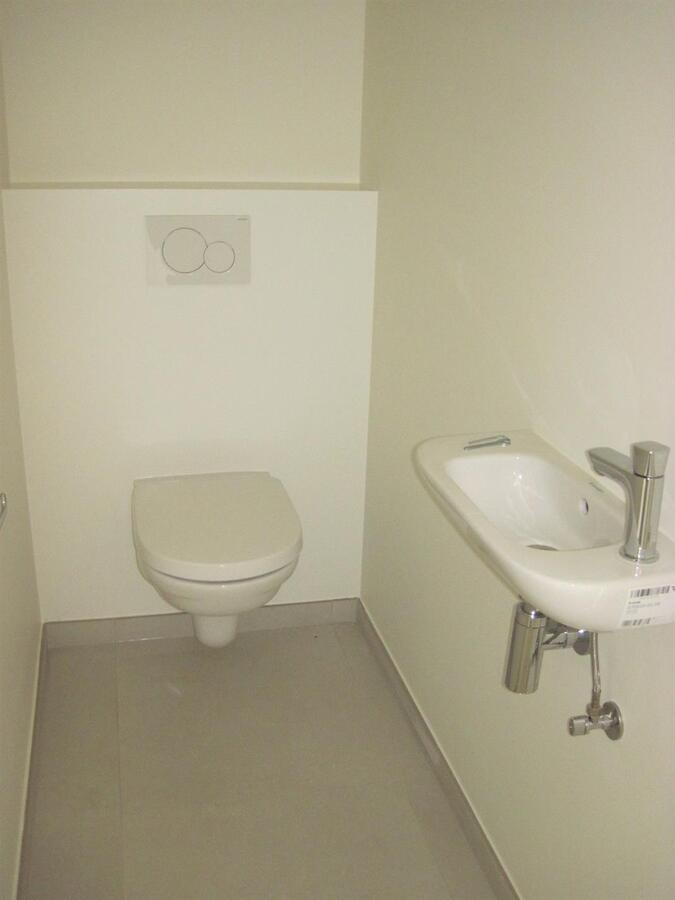 Splinternieuw ruim gelijkvloers appartement. 