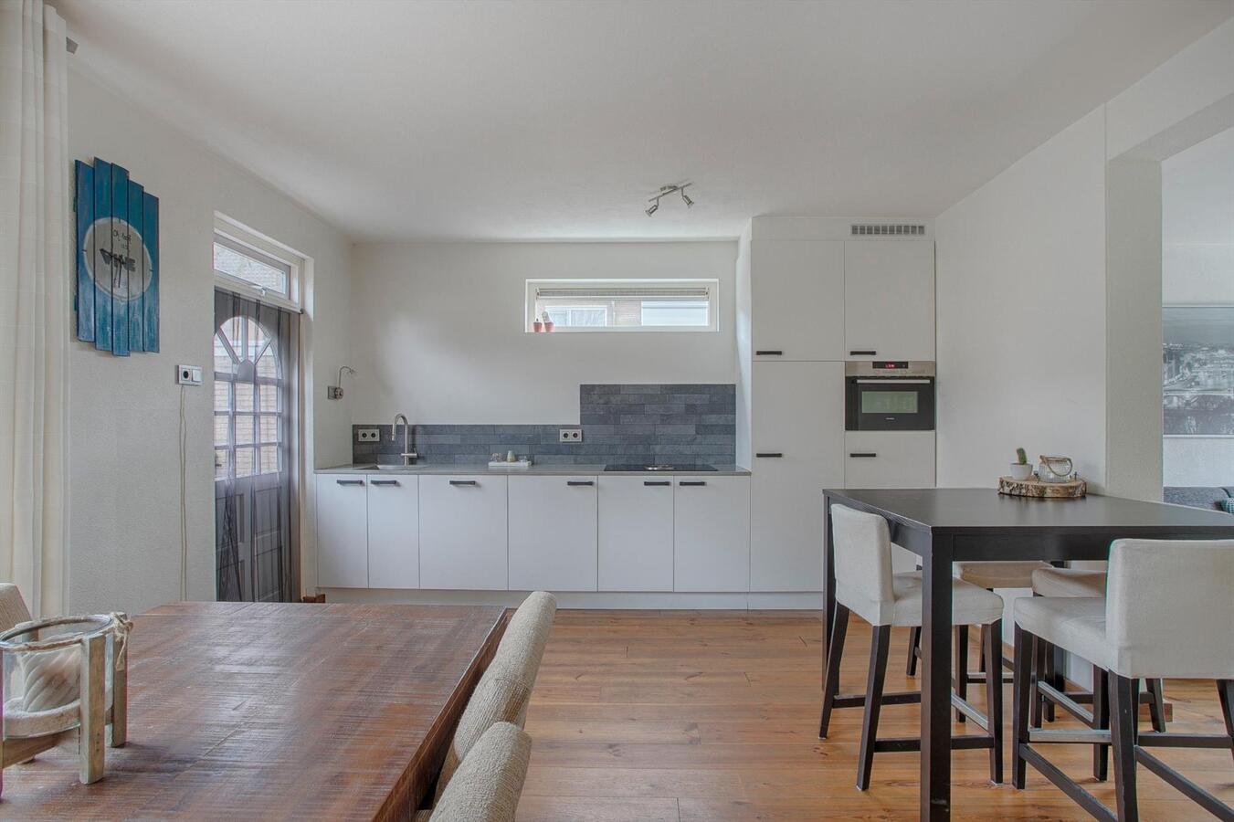 Halfvrijstaande woning met berging en vrije achterom gelegen in een rustige wijk in Bladel. 