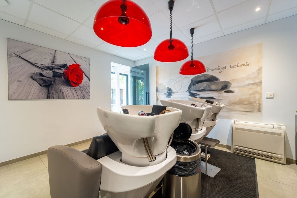 UITSTEKENDE OPBRENGSTENEIGENDOM - MODERNE COMMERCIËLE HANDELSRUIMTE MET BERGING OP TOPLOCATIE NABIJ HASSELT CENTRUM VANAF 295.000 EURO 