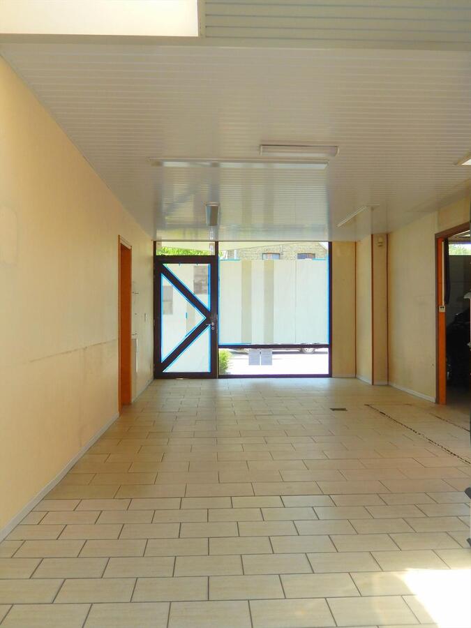 Woning met polyvalente handelsruimte te Jabbeke 
