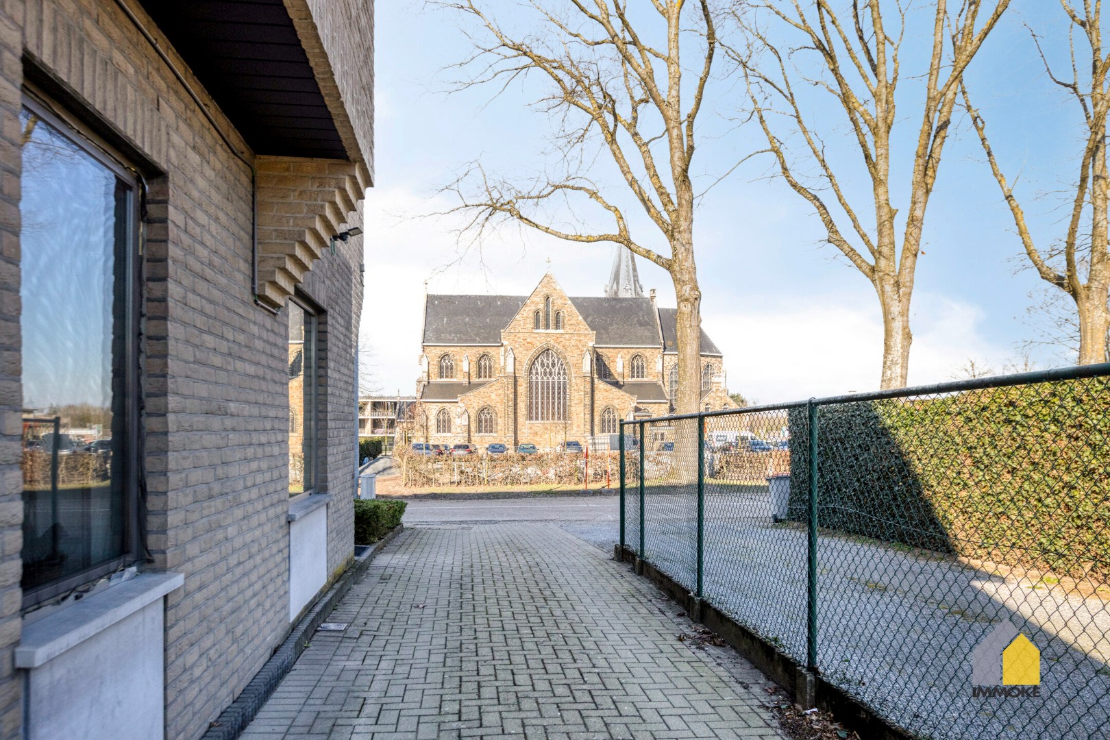 Gelijkvloers appartement (91 m²) in centrum met 1 slpk en parking. 