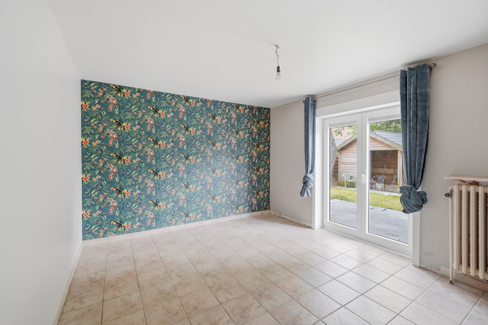 Vrijstaande bungalow met veel potentieel langs het water in hartje Oudenburg 
